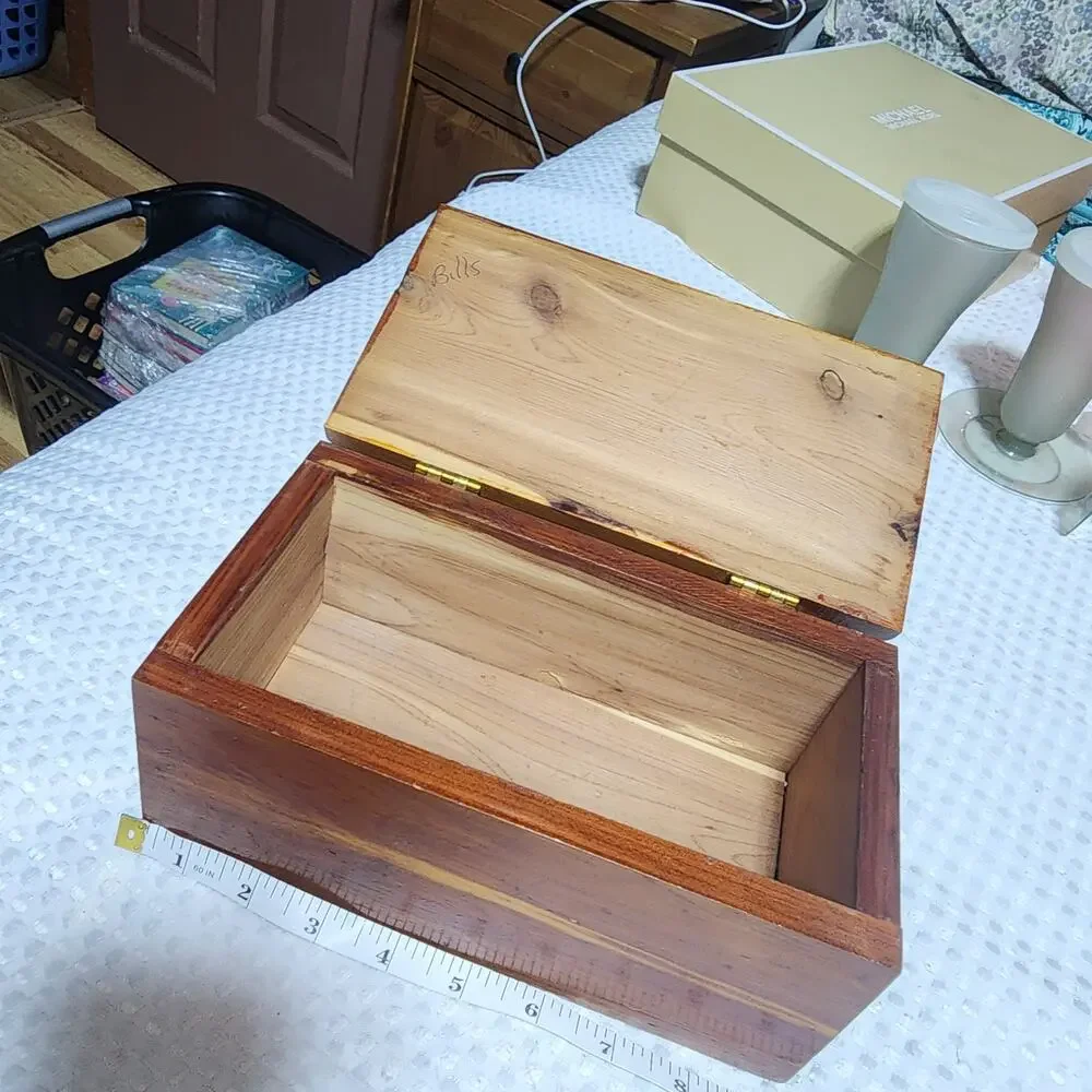 VINTAGE CEDAR WOOD SMALL TRINKET BOX CHEST 9